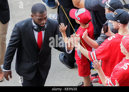 Septembre 16th, 2017 : Ohio State Buckeyes quarterback J.T. Barrett fans accueille dans un NCAA football match entre l'Ohio State Buckeyes et l'armée de chevaliers noirs à l'Ohio Stadium, Columbus, OH. Adam Lacy/CSM Banque D'Images