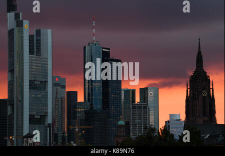 Frankfurt am Main, Allemagne. 18 sep, 2017. Le soleil se couche derrière les grands immeubles à Frankfurt am Main, Allemagne, 18 septembre 2017. crédit : arne dedert/dpa/Alamy live news Banque D'Images