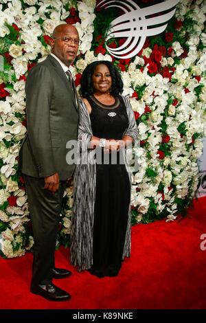 New York, NY, USA. 18 sep, 2017. Samuel Jackson, latanya richardson jackson devant le hall des arrivées de l'American Theatre Wing 100e anniversaire, gala annuel de la 42e rue cipriani, New York, NY Le 18 septembre, 2017. crédit : Jason Mendez/everett collection/Alamy live news Banque D'Images