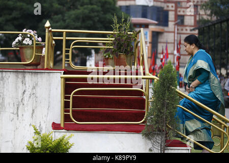 Katmandou, Népal. Sep 19, 2017. président du Népal bidya devi bhandari promenades pour la garde d'honneur lors des célébrations organisées pour marquer la Journée de la constitution du Népal au pavillon de l'armée dans la région de Katmandou, Népal le Mardi, Septembre 19, 2017. crédit : skanda gautam/zuma/Alamy fil live news Banque D'Images