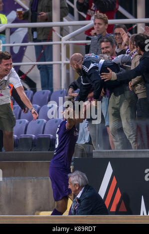 Federico chiesa (Fiorentina), le 16 septembre 2017 - football / soccer : Federico chiesa fiorentina de célèbre avec les fans après avoir marqué le premier but au cours de l'italien 'serie' un match entre la ACF Fiorentina 2-1 FC Bologne au Stadio Artemio Franchi à Firenze, Italie. (Photo de Maurizio borsari/aflo) Banque D'Images