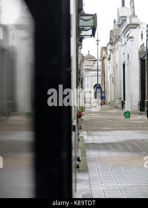 Buenos Aires, Argentine. Août 28, 2017. Un travailleur nettoyage du marbre au cimetière de la Recoleta à Buenos Aires, Argentine, 28 août 2017. plusieurs notables sont enterré au cimetière dans des tombes, dont certaines sont dans un état d'abandon. crédit : laurine zienc/dpa/Alamy live news Banque D'Images