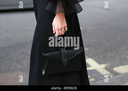 La styliste Kate Foley pose à l'extérieur du spectacle de piste Peter Pilotto pendant la semaine de mode de Londres - 17 septembre 2017 - photo: Piste Manhattan/Valentina Ranieri ***pour usage éditorial seulement*** | Verwendung weltweit Banque D'Images