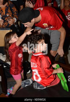 Shanghai, Shanghai, Chine. 16 sep, 2017. Shanghai, Chine 16 septembre 2017 : éditorial (utilisez uniquement. Chine out)portuguese football manager andrãƒ © villas-boas, les joueurs de football hulk, oscar et les membres de leur famille sont entourés par des fans de football après l'epop shanghai shenhua club de football a battu 6-1 à chinese super league à Shanghai, Septembre 16th, 2017. crédit : l'Asie sipa/zuma/Alamy fil live news Banque D'Images