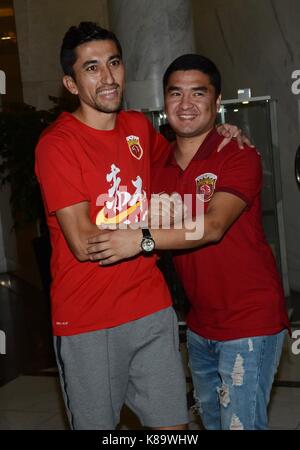 Shanghai, Shanghai, Chine. 16 sep, 2017. Shanghai, Chine 16 septembre 2017 : éditorial (utilisez uniquement. Chine out)portuguese football manager andrâ â¨¦ villas-boas, les joueurs de football hulk, oscar et les membres de leur famille sont entourés par des fans de football après l'epop shanghai shenhua club de football a battu 6-1 à chinese super league à Shanghai, Septembre 16th, 2017. crédit : l'Asie sipa/zuma/Alamy fil live news Banque D'Images