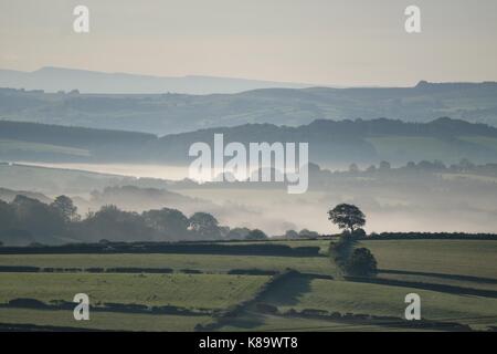 Ceredigion, pays de Galles, Royaume-Uni. 19 sep 2017. uk weather : brouillard lourd remplit la belle vallée aeron dans Ceredigion, pays de Galles, de l'ouest sur un lumineux, ensoleillé et chaud matin de septembre crédit : Keith morris/Alamy live news Banque D'Images