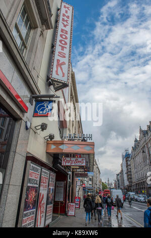 L'Adelphi Theatre on The Strand, London, jouer Kinky Boots. Credit : Malcolm Park/Alamy. Banque D'Images