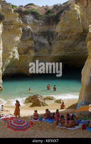 Andorinha plage ou cala beach. à Albufeira, Algarve, PORTUGAL Banque D'Images