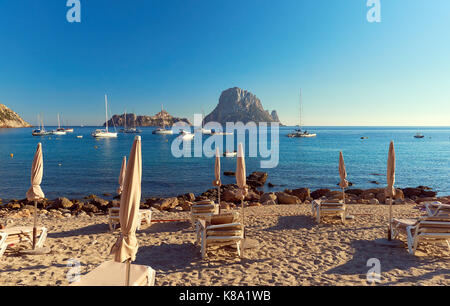 Cala d'hort. plage de Cala d'hort en été est extrêmement populaire, plage ont une vue fantastique sur la mystérieuse île d'Es Vedra. L'île d'ibiza, baleari Banque D'Images