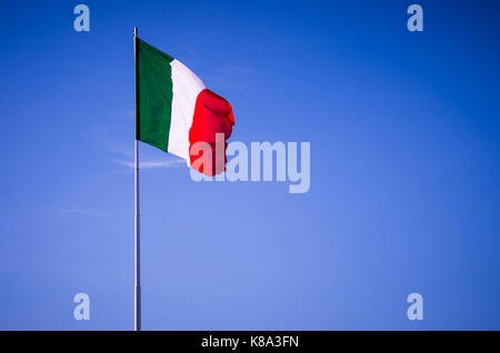 Drapeau italien dans le vent, en agitant un drapeau de l'Italie, l'Europe, République italienne, italie drapeau de soie sur fond de ciel bleu. Banque D'Images