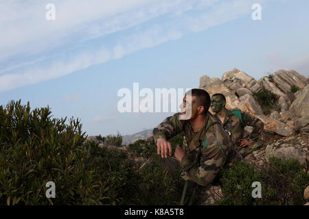 Un légionnaire du 2REP (2e Régiment Étranger parachutiste) lance une grenade à main lors d'un exercice de combat urbain dans Fraseli, corse, le 24 mars Banque D'Images