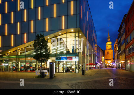 Fussgaengerzone brueckstrasse abenddaemmerung in der, konzerthaus mit der Philharmonie westfalen fuer und der kirchturm reinoldikirche à Dortmund, ru Banque D'Images