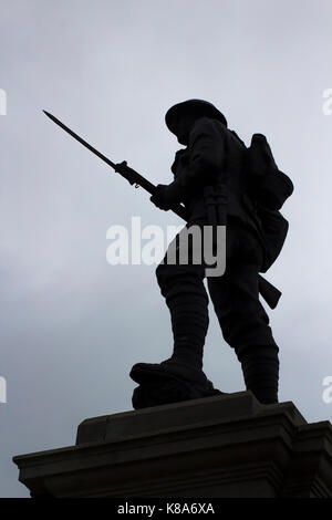 Silhouette d'un Tommy britannique avec baïonnette dessinée sur un mémorial de guerre à Portstehart en Irlande du Nord Banque D'Images