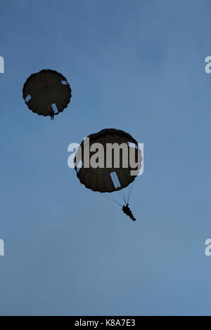 Ouvrir les parachutes de légionnaires comme le 2REP (2e Régiment Étranger parachutiste) descendre jusqu'à la zone d'atterrissage à Calvi, corse le 26 mars 2010. Banque D'Images