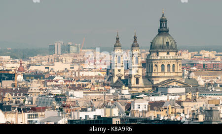 Très belle vue sur les toits de Budapest en Hongrie avec le dome et tours de la Basilique St Stephens s'élever au-dessus du reste. Banque D'Images