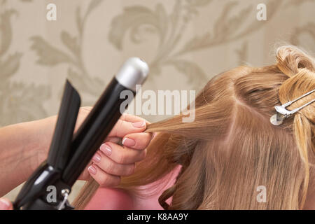 Styliste de cheveux faire close up. Banque D'Images