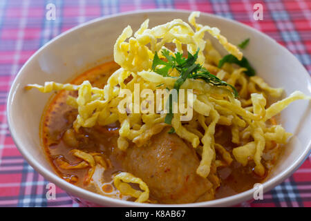 Khao Thai style du nord , la soupe de nouilles au curry avec du poulet Banque D'Images