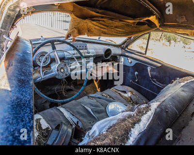 L'intérieur d'un délabrement des années 1950 Buick huit automobile. Banque D'Images