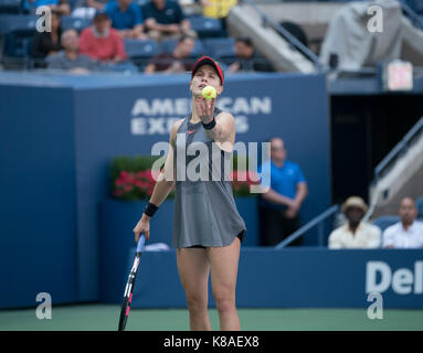 New York, NY USA - 30 août 2017 : eugenie Bouchard du canada sert lors de match contre evgeniya rodina à us open championships à Billie Jean King National Tennis Center Banque D'Images