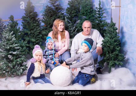 Grande famille de s'amuser avec des boules de Banque D'Images