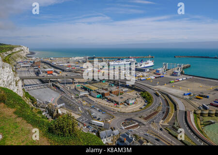 Dover, Kent, England, UK - août 17,2017 : ariel vue du port le port de ferry de Douvres et de le point d'observation au château de jour ma shot. Banque D'Images