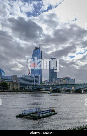 Londres, UK - 3 août 2017 : sur la Tamise par dessous le pont du Millénaire, à la recherche de nouveaux gratte-ciel dans l'un blackfriars. S De jour Banque D'Images