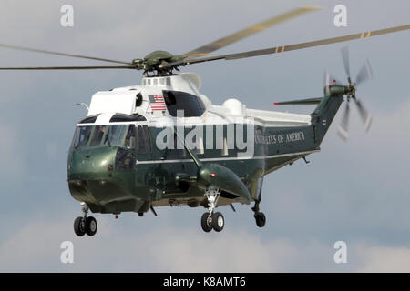 L'USMC VH-3D'indicatif d'appel 'Nighthawk 1/Marine 1' levage depuis RAF Mildenhall pendant un vol d'entraînement, juste avant la visite des présidents américains en 2011. Banque D'Images