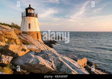 Castle Hill lighthouse baigné de la douce lumière du coucher de soleil, Newport, Rhode Island Banque D'Images