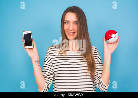 Ufa, Russie - 8 juillet 2017 : woman holding pokéball avec pikachu pokemon rendez jeu multijoueur. Banque D'Images