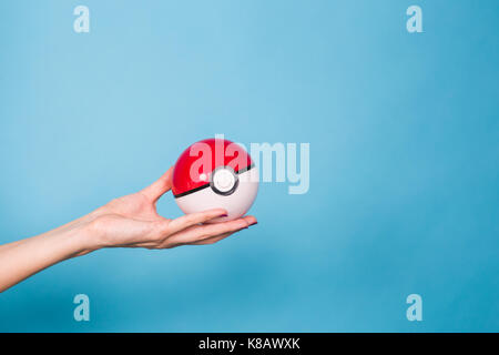 Ufa, Russie - 8 juillet 2017 : woman holding pokéball. pokemon rendez jeu multijoueur Banque D'Images