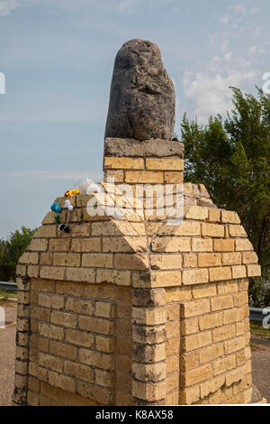 Fort Yates, Dakota du Nord - le comité permanent sur le monument rock standing rock indian reservation. La légende veut que la pierre est une femme ou enfant qui tu Banque D'Images