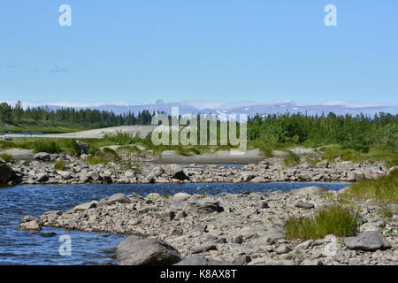 Le sanglot river dans l'Oural polaire du nord. paysage de l'eau. Banque D'Images