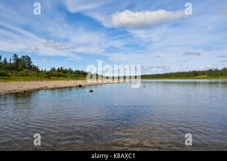 Le sanglot river dans l'Oural polaire du nord. paysage de l'eau. Banque D'Images