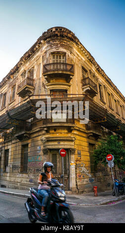 Woman riding a moto dans les rues d'Athènes Banque D'Images