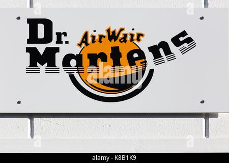 Paris, France - le 5 juin 2017 : dr. martens logo sur un mur. dr. Martens est une marque de vêtements et chaussures britannique Banque D'Images