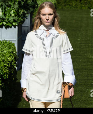 New York, NY - 08 septembre 2017 : jess pw promenades la piste au printemps été 2018 tory burch fashion show fashion week de new york Banque D'Images