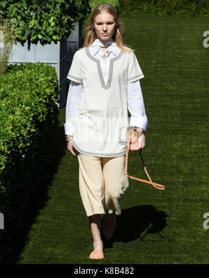 New York, NY - 08 septembre 2017 : jess pw promenades la piste au printemps été 2018 tory burch fashion show fashion week de new york Banque D'Images