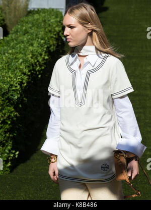 New York, NY - 08 septembre 2017 : jess pw promenades la piste au printemps été 2018 tory burch fashion show fashion week de new york Banque D'Images