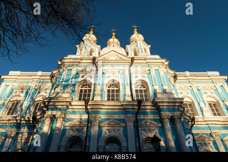 Cathédrale de Smolny, par temps clair, vue de dessous Banque D'Images