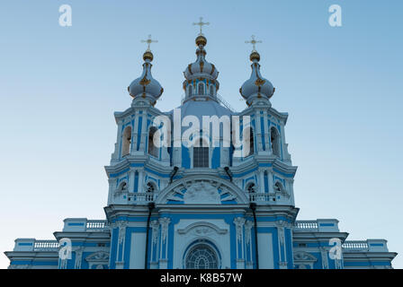 Cathédrale de Smolny, par temps clair, vue de dessous Banque D'Images