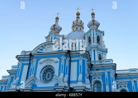 Cathédrale de Smolny, par temps clair, vue de dessous Banque D'Images