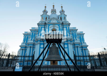 Cathédrale de Smolny, par temps clair, vue de dessous Banque D'Images