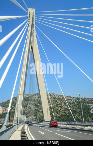 DUBROVNIK, CROATIE - Juillet 19, 2017 : Les voitures qui circulent sur le pont Franjo-tuĐman en Dubrovnik, Croatie. Banque D'Images