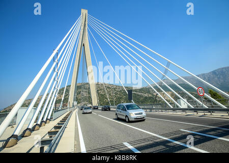 DUBROVNIK, CROATIE - Juillet 19, 2017 : Les voitures qui circulent sur le pont Franjo-tuĐman en Dubrovnik, Croatie. Banque D'Images