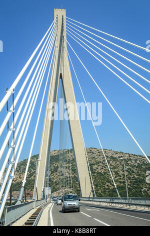 DUBROVNIK, CROATIE - Juillet 19, 2017 : Les voitures qui circulent sur le pont Franjo-tuĐman en Dubrovnik, Croatie. Banque D'Images