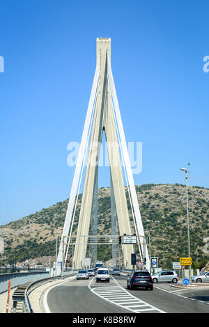 DUBROVNIK, CROATIE - Juillet 19, 2017 : Les voitures qui circulent sur le pont Franjo-tuĐman en Dubrovnik, Croatie. Banque D'Images