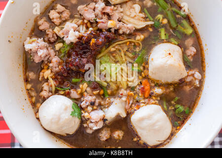 Tom Yam épicée soupe de porc à la citronnelle, collé et le jus de lime frais Banque D'Images