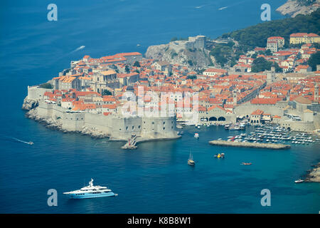 DUBROVNIK, CROATIE - Juillet 19, 2017 : Le point de vue de la vieille ville de Dubrovnik avec le port de mer à Dubrovnik, Croatie. Banque D'Images