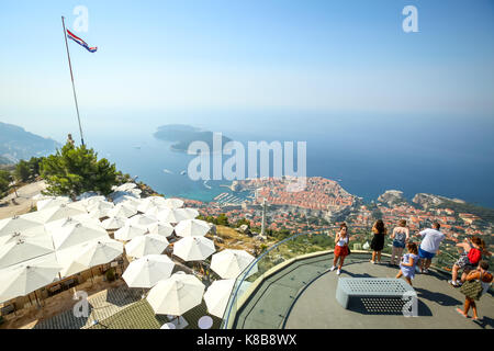 DUBROVNIK, CROATIE - Juillet 19, 2017 : les touristes à un point de vue sur la colline de SRD à la recherche à la Dubrovnik panorama en Dubrovnik, Croatie. Banque D'Images