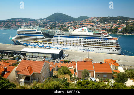 DUBROVNIK, CROATIE - Juillet 19, 2017 : le navire de croisière AIDAblu ancré au port de mer à Dubrovnik, Croatie. Banque D'Images